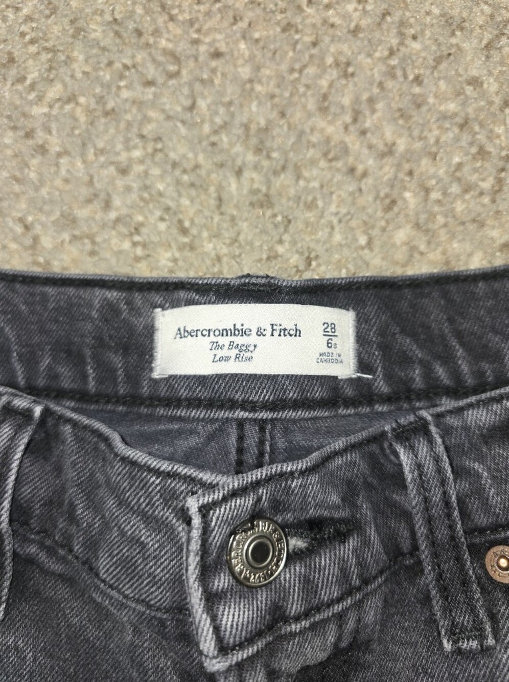 Abercrombie & Fitch Women’s The Baggy Low Rise Faded Black Jeans Size 6 Short - Picture 3 of 7